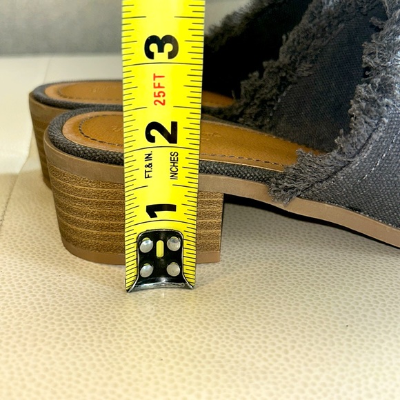 Universal Threads Slide/Sandals/Slip On Women's Size 8 Charcoal Denim Frayed - Picture 8 of 10